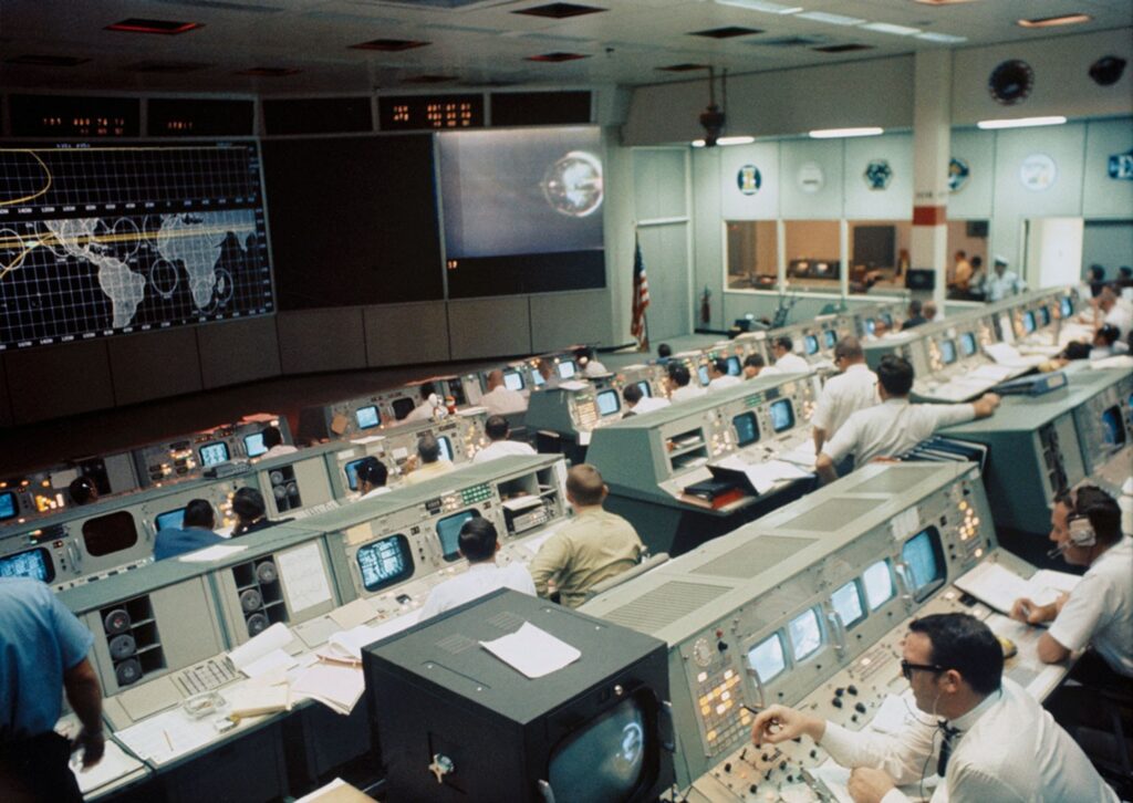 Flygledare vid kontrollborden i Mission Control under Apollo 10, 1969.